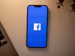 Ein Smartphone liegt auf einem Holztisch und steht für mobile Kommunikation und digitale Technologien.