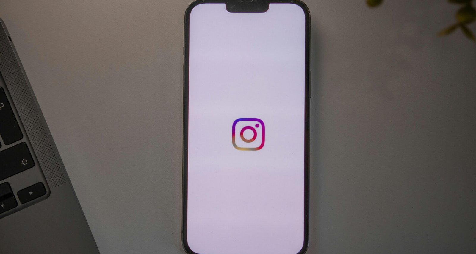 Ein Smartphone liegt auf einem glatten Tisch, fotografiert in einer alltäglichen Umgebung – Fokus auf mobile Technologie und Nutzung.