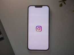 Ein Smartphone liegt auf einem glatten Tisch, fotografiert in einer alltäglichen Umgebung – Fokus auf mobile Technologie und Nutzung.