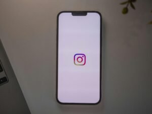 Ein Smartphone liegt zentral auf einem Tisch und illustriert den alltäglichen Einsatz mobiler Endgeräte.