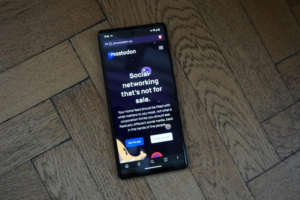 Ein Smartphone liegt auf einem Holzfußboden – Symbol für mobile Technologie im täglichen Einsatz.