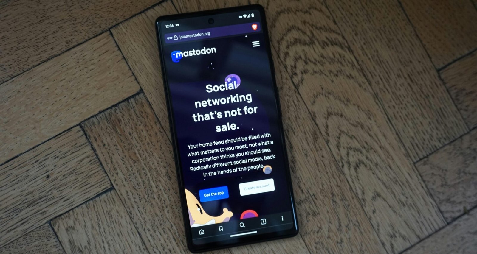 Ein Smartphone liegt auf einem Holzfußboden – Symbol für mobile Technologie im täglichen Einsatz.