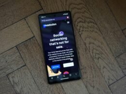 Ein Smartphone liegt auf einem Holzfußboden – Symbol für mobile Technologie im täglichen Einsatz.