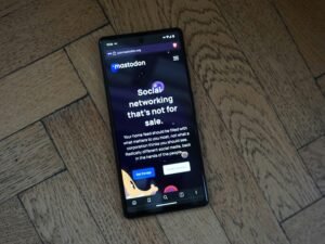 Ein Smartphone liegt auf einem Holzfußboden – Symbol für mobile Technologie im täglichen Einsatz.