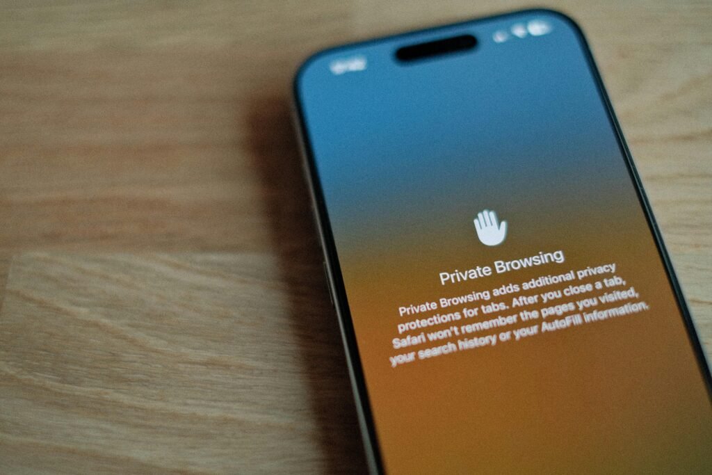 Ein Smartphone liegt auf einem hellen Holztisch und symbolisiert mobile Kommunikation im digitalen Zeitalter.