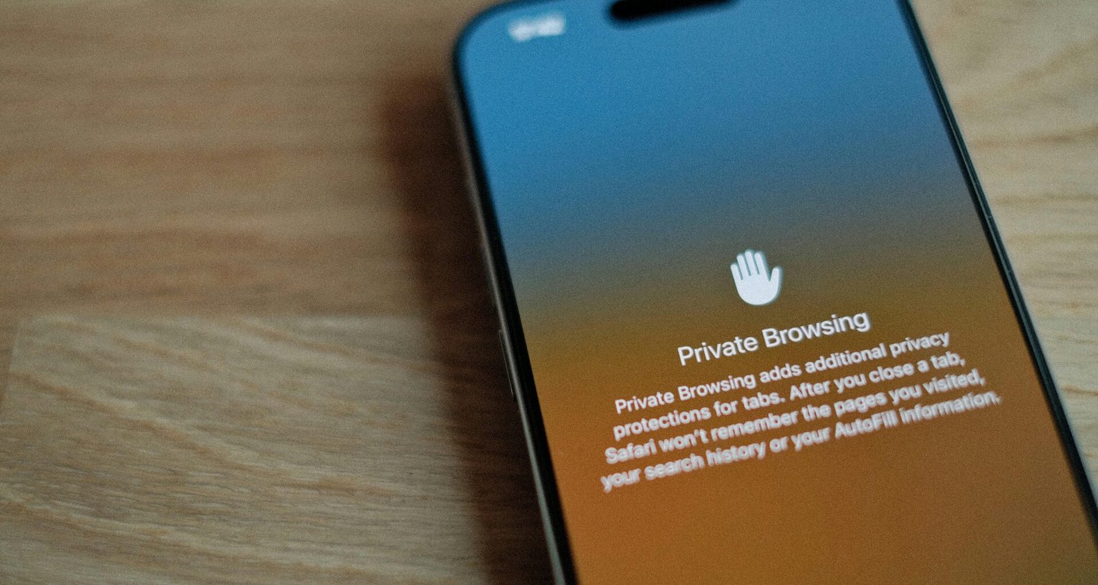 Ein Smartphone liegt auf einem hellen Holztisch und symbolisiert mobile Kommunikation im digitalen Zeitalter.