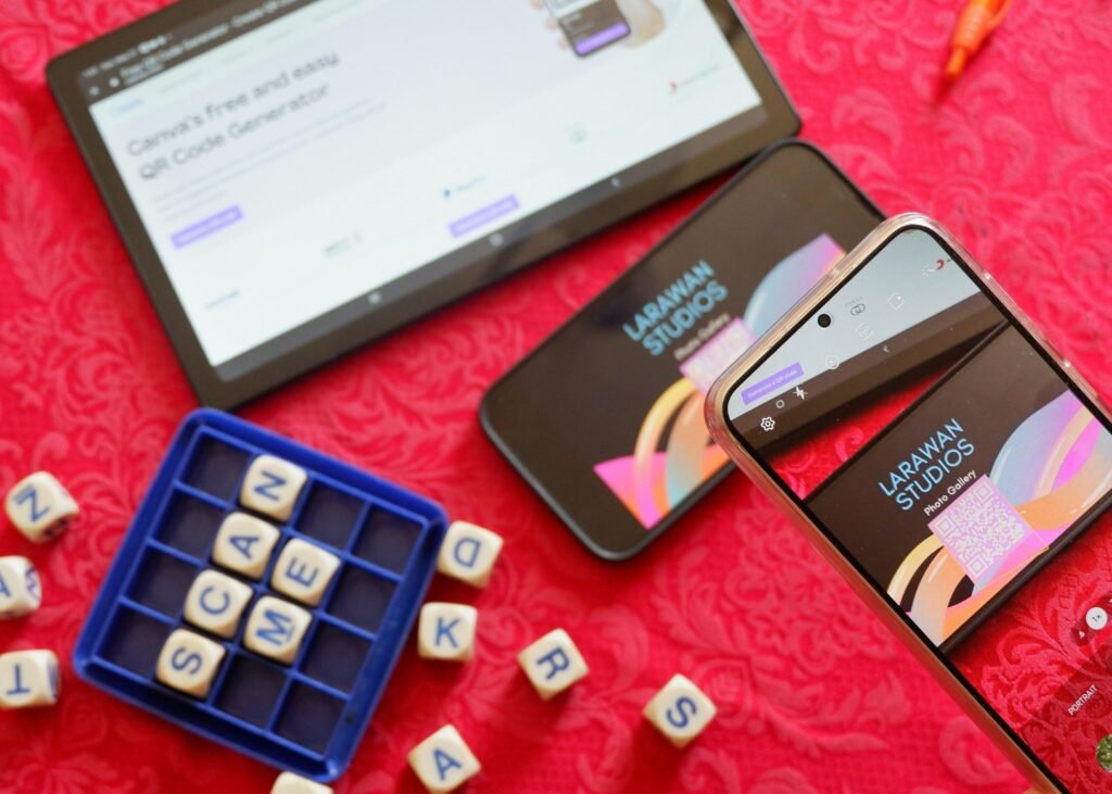 Ein Mobiltelefon liegt auf einem roten Tisch. Moderne Technik repräsentiert digitale Kommunikation im Alltag.