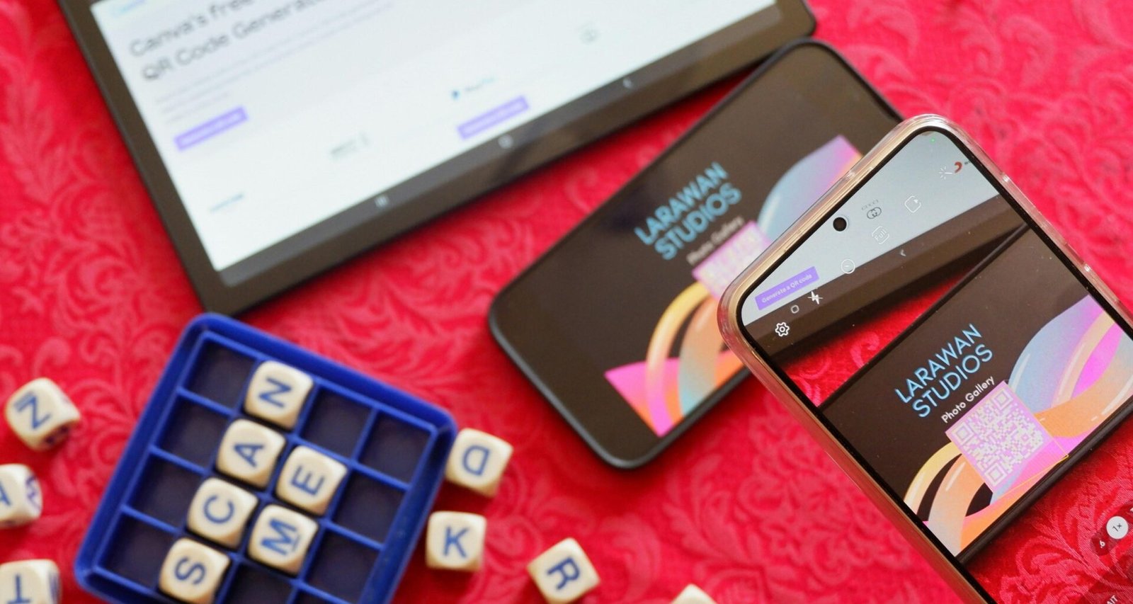 Ein Mobiltelefon befindet sich auf der glatten Oberfläche eines roten Tisches, im Zentrum des Bildes platziert