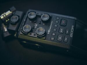 Ein modernes Smartphone liegt auf einem Tisch und steht für mobile Technologie im digitalen Zeitalter.