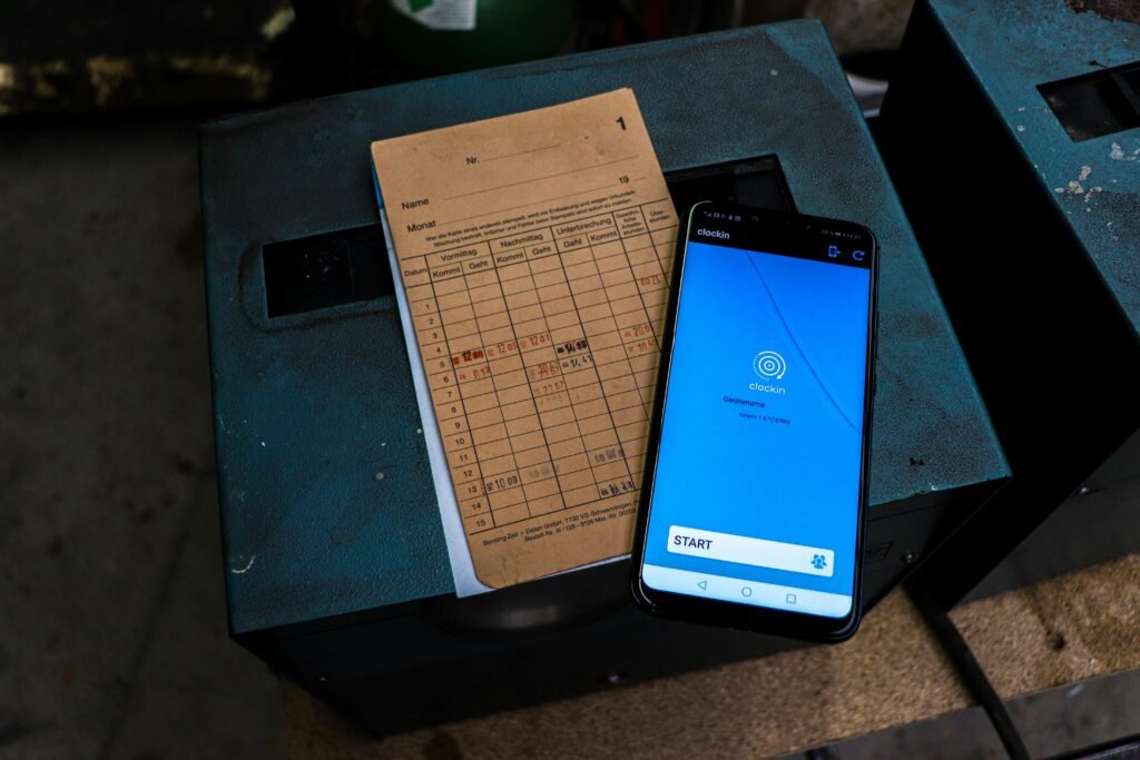 Ein Mobiltelefon liegt auf einem Tisch neben einem Blatt Papier – Symbol für digitales und analoges Arbeiten im Alltag