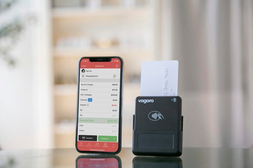 Ein Handy liegt auf einem Tisch direkt neben einem Drucker, aufgenommen für einen Technikartikel.