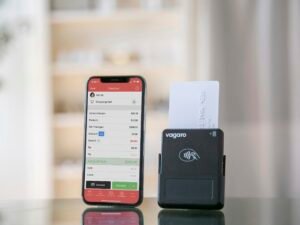 Ein Handy liegt auf einem Tisch direkt neben einem Drucker, aufgenommen für einen Technikartikel.