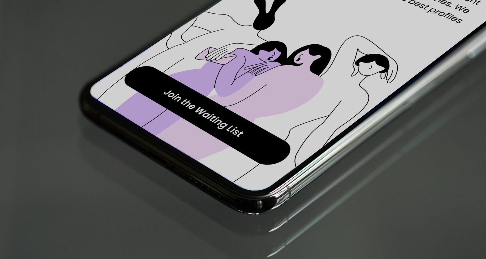 Ein Smartphone zeigt auf seinem Display ein Bild von zwei Personen, aufgenommen aus der Nähe auf neutralem Hintergrund.
