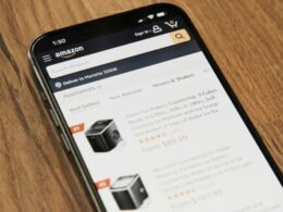 Ein Mobiltelefon liegt auf einem hölzernen Tisch – Symbol für mobile Kommunikation im Alltag