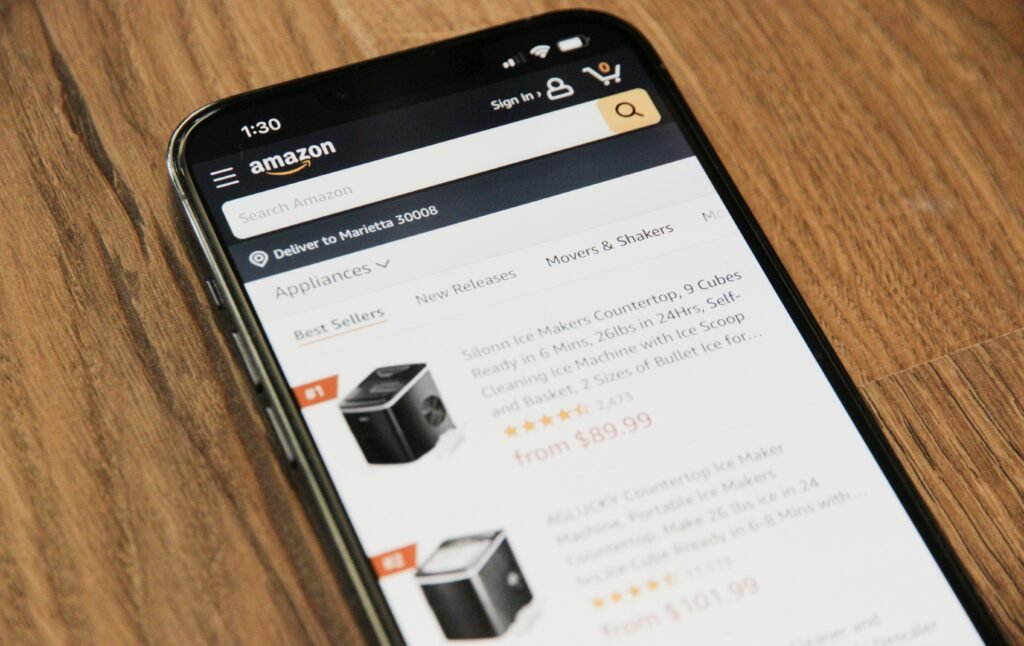 Ein Mobiltelefon liegt auf einem hellen Holztisch und symbolisiert die Bedeutung digitaler Geräte im modernen Alltag.