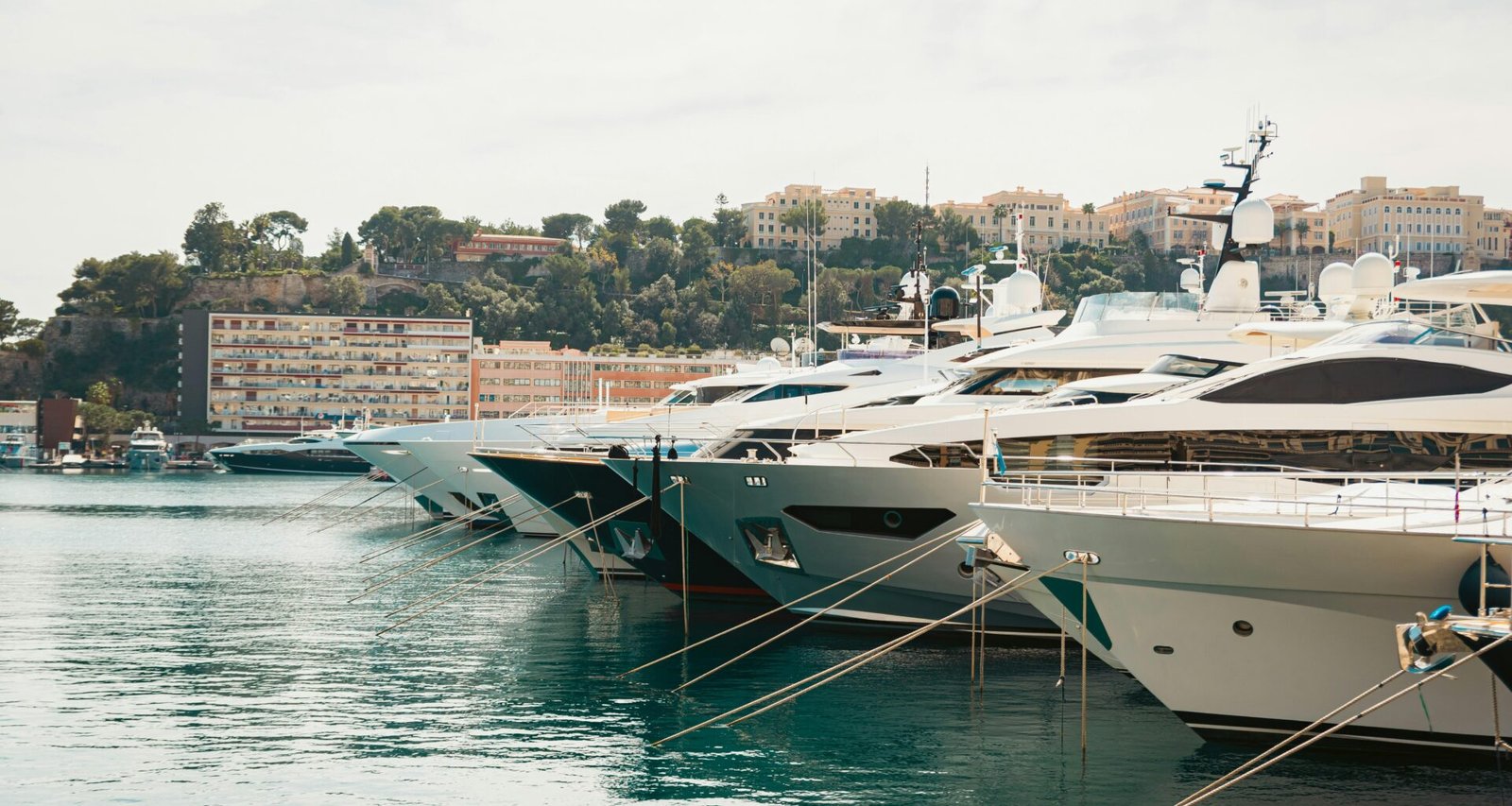 Mehrere Boote sind im Wasser nebeneinander vertäut und warten am Steg auf ihren nächsten Einsatz.