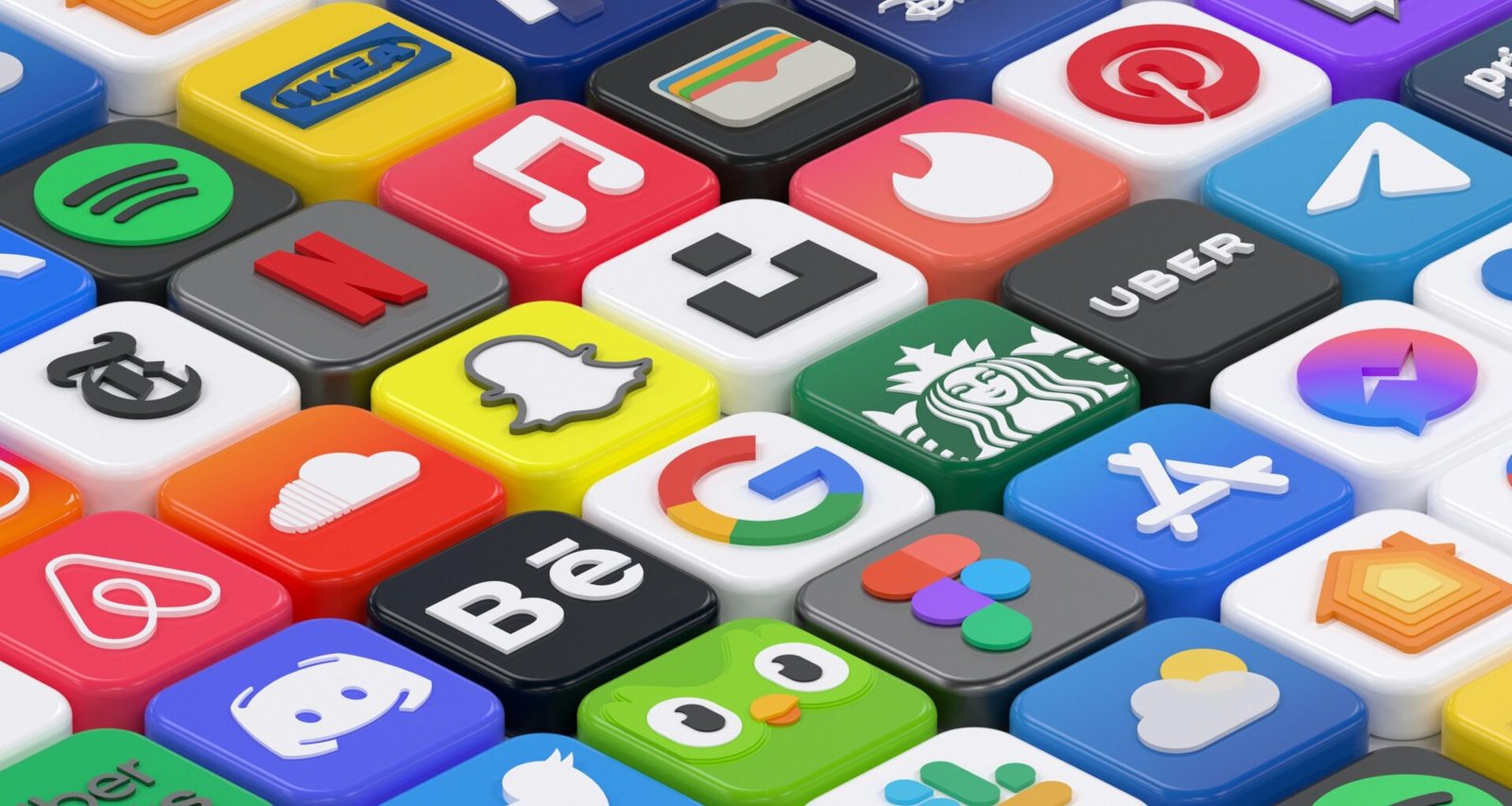 Ein Stapel farbiger Würfel liegt verteilt und symbolisiert kreative Vielfalt für Online-Marketing-Projekte.