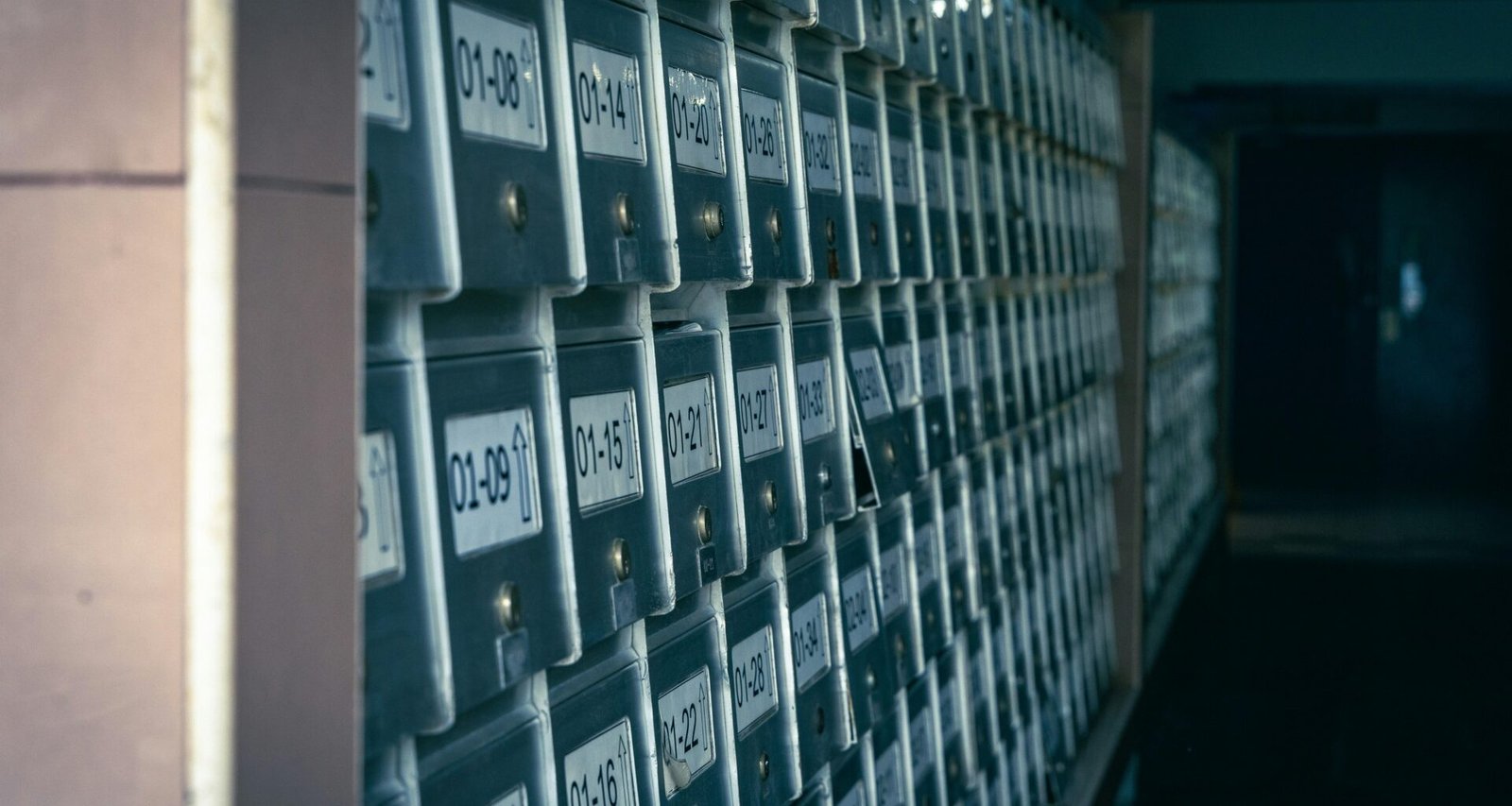 Mehrere an einer Wand befestigte Boxen sorgen für eine strukturierte und kreative Wandgestaltung im modernen Raum.