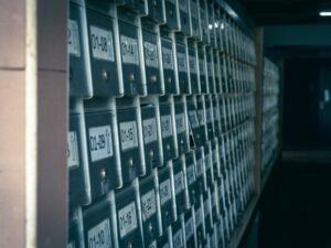 Mehrere an einer Wand befestigte Boxen sorgen für eine strukturierte und kreative Wandgestaltung im modernen Raum.