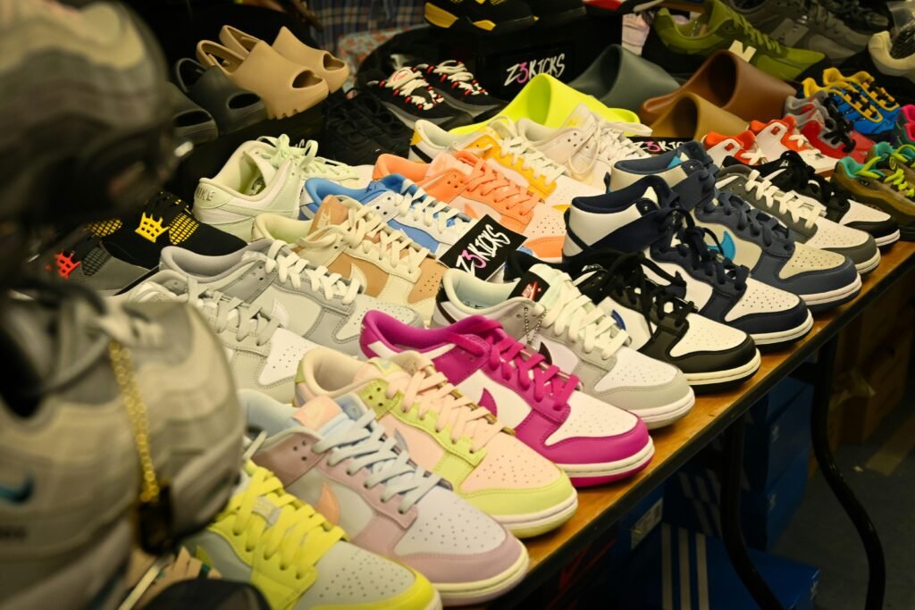 Mehrere unterschiedliche Schuhe, ordentlich nebeneinander auf einem Tisch arrangiert, ideal für Darstellungen im E-Commerce.