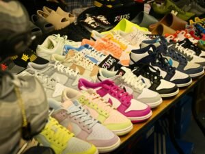 Mehrere unterschiedliche Schuhe, ordentlich nebeneinander auf einem Tisch arrangiert, ideal für Darstellungen im E-Commerce.