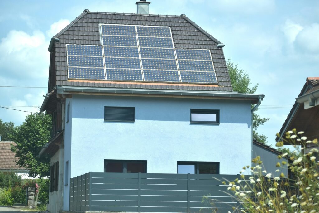 Ein Einfamilienhaus mit einer Solaranlage auf dem Dach zur Gewinnung von Solarstrom an einem sonnigen Tag