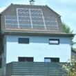 Ein Einfamilienhaus mit einer Solaranlage auf dem Dach zur Gewinnung von Solarstrom an einem sonnigen Tag
