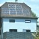 Ein Einfamilienhaus mit einer Solaranlage auf dem Dach zur Gewinnung von Solarstrom an einem sonnigen Tag