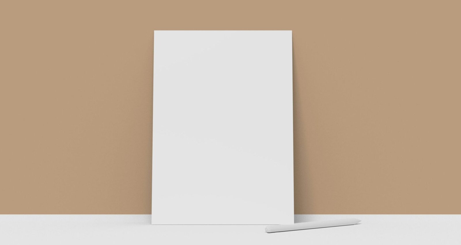 Hohes weißes Objekt lehnt an einer hellen, beigefarbenen Wand im minimalistischen Stil, Innenaufnahme