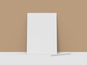 Hohes weißes Objekt lehnt an einer hellen, beigefarbenen Wand im minimalistischen Stil, Innenaufnahme