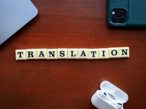 Holzblock mit dem Wort Translation als Symbol für Übersetzungen im digitalen Kontext auf einem Tisch liegend