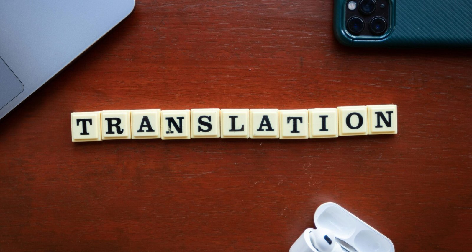 Nahaufnahme eines Holzklotzes mit dem englischen Wort Translation als Symbol für Übersetzungsdienste