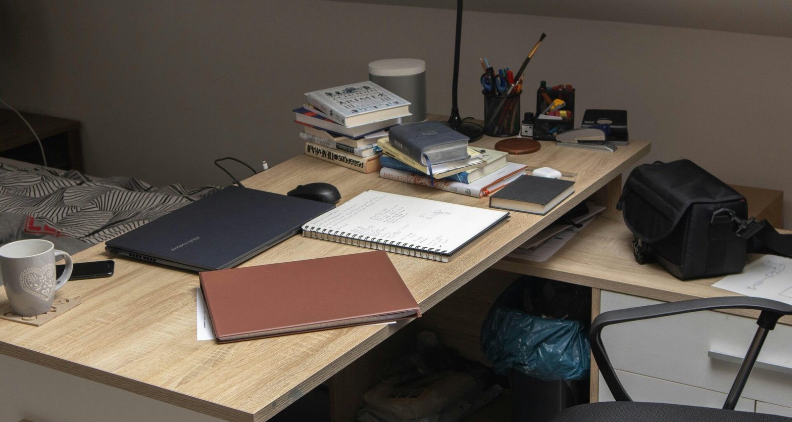 Ein Laptop steht geöffnet auf einem hellen Holzschreibtisch, ideal für moderne Arbeitsumgebungen und Home-Office.