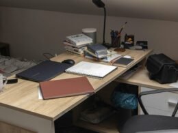 Ein Laptop steht geöffnet auf einem hellen Holzschreibtisch, ideal für moderne Arbeitsumgebungen und Home-Office.