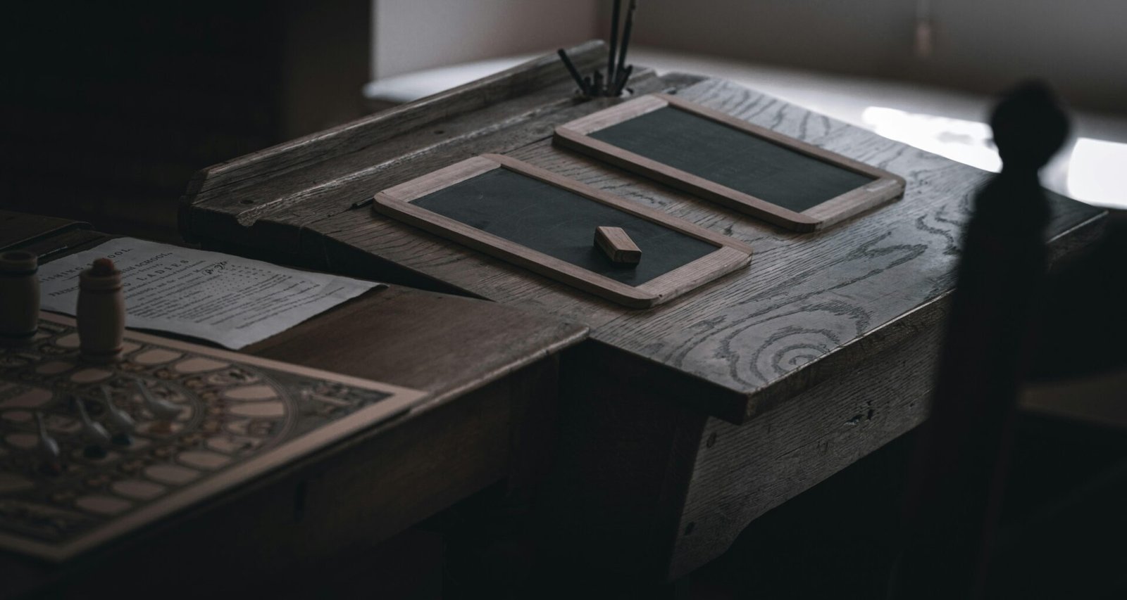 Tablet und Stift auf einem hölzernen Schreibtisch, ideal für digitales Arbeiten oder Notizen im Büro