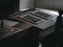 Tablet und Stift auf einem hölzernen Schreibtisch, ideal für digitales Arbeiten oder Notizen im Büro