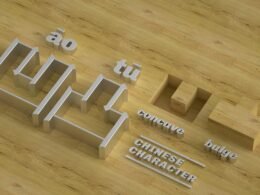 Ein Holztisch, auf dem verschiedene Metallbuchstaben und Zahlen verstreut liegen, passend für Kreativ- und Technikthemen.