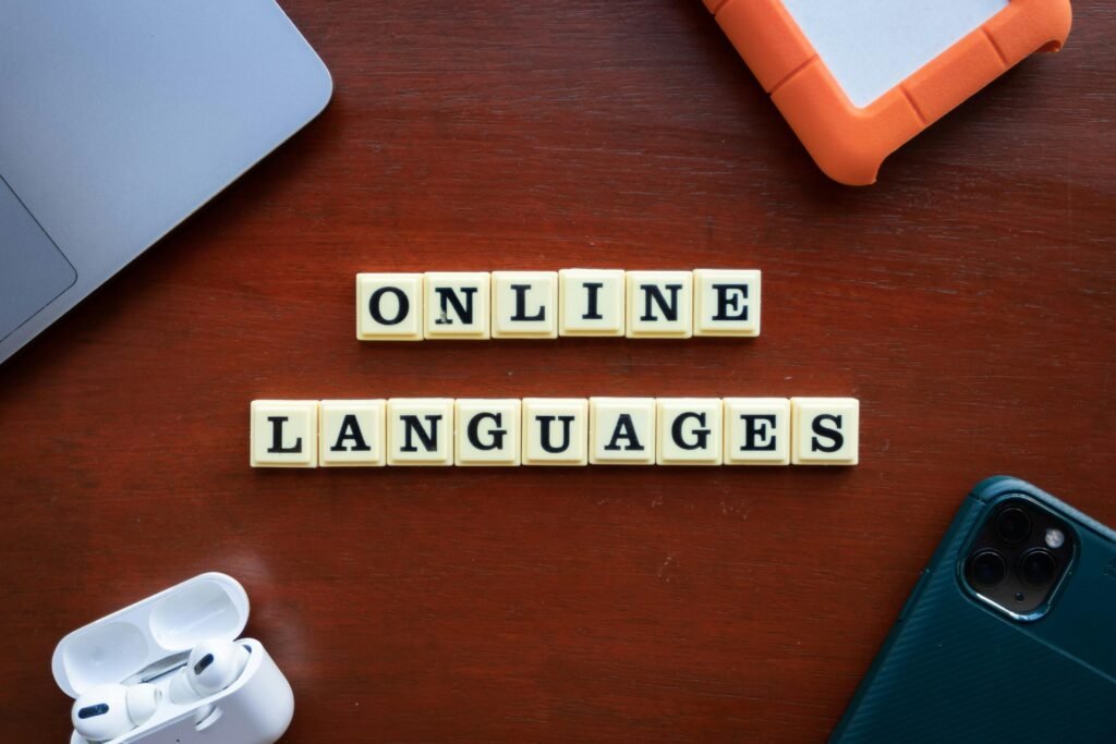 Scrabble-Steine auf einem Holztisch buchstabieren 'Online Languages' und stellen digitale Sprachlernoptionen dar