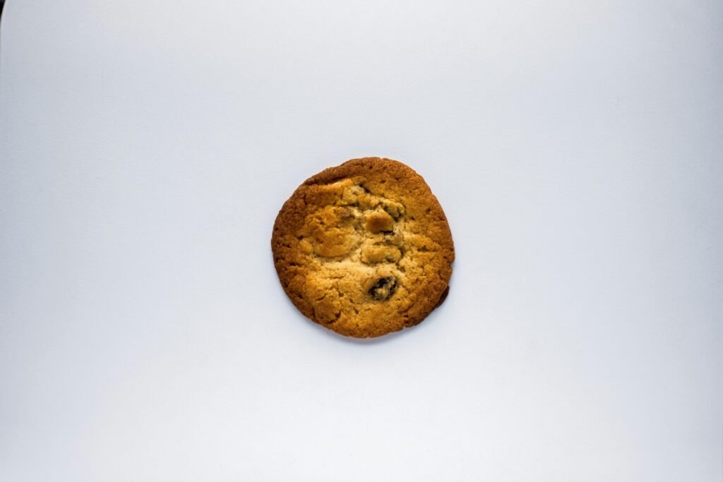 Nahaufnahme eines Kekses mit aufgemaltem Gesicht, ideal als visuelle Unterstützung für Technik- und Marketingartikel.