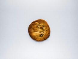 Nahaufnahme eines Kekses mit aufgemaltem Gesicht, ideal als visuelle Unterstützung für Technik- und Marketingartikel.