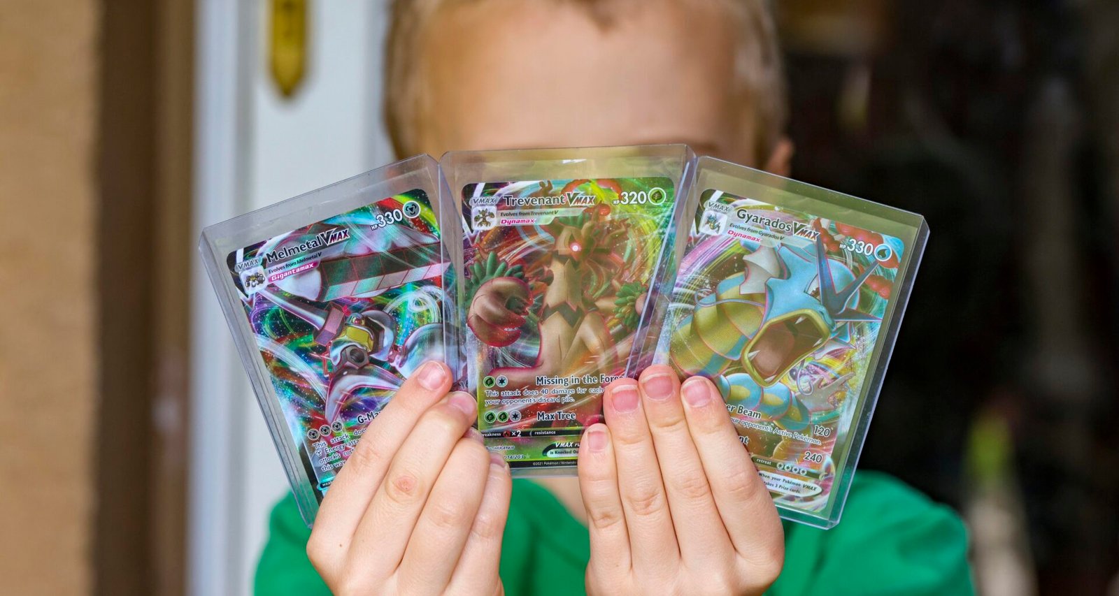 Ein Kind steht im Freien und hält eine transparente Plastiktüte locker in der Hand.