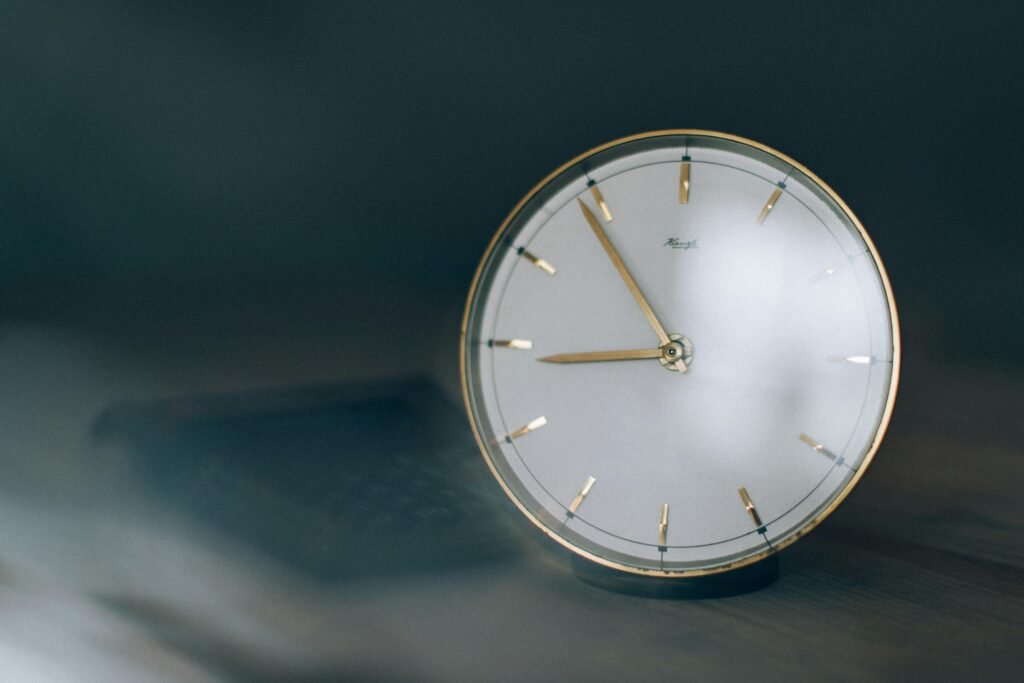 Ein silberner Kompass liegt auf einer glatten Oberfläche und steht für Navigation und Orientierung im Kontext von Technologie.