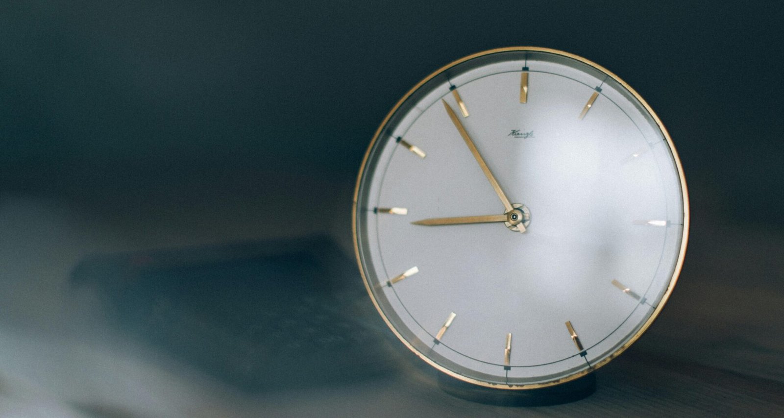 Ein silberner Kompass liegt auf einer glatten Oberfläche und steht für Navigation und Orientierung im Kontext von Technologie.