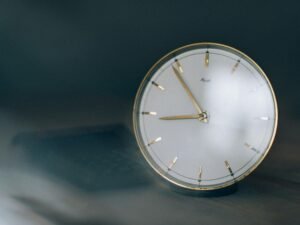 Ein silberner Kompass liegt auf einer glatten Oberfläche und steht für Navigation und Orientierung im Kontext von Technologie.