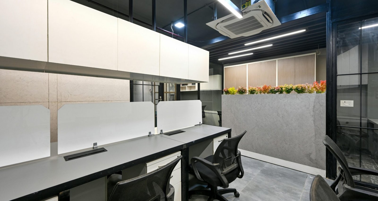 Ein heller Konferenzraum mit mittig platziertem Tisch und umliegenden Stühlen, geeignet für Meetings und Teamarbeit