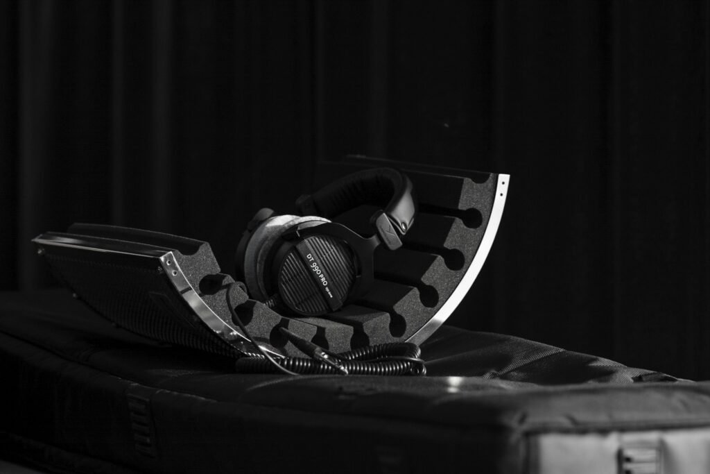 Ein Paar Kopfhörer liegt auf einem Koffer – Symbol für Technik und mobiles Reisen