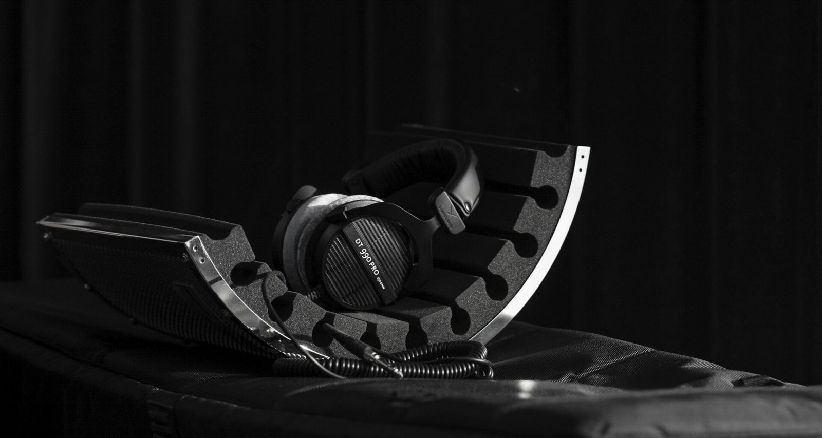 Ein Paar Kopfhörer liegt auf einem Koffer – Symbol für Technik und mobiles Reisen