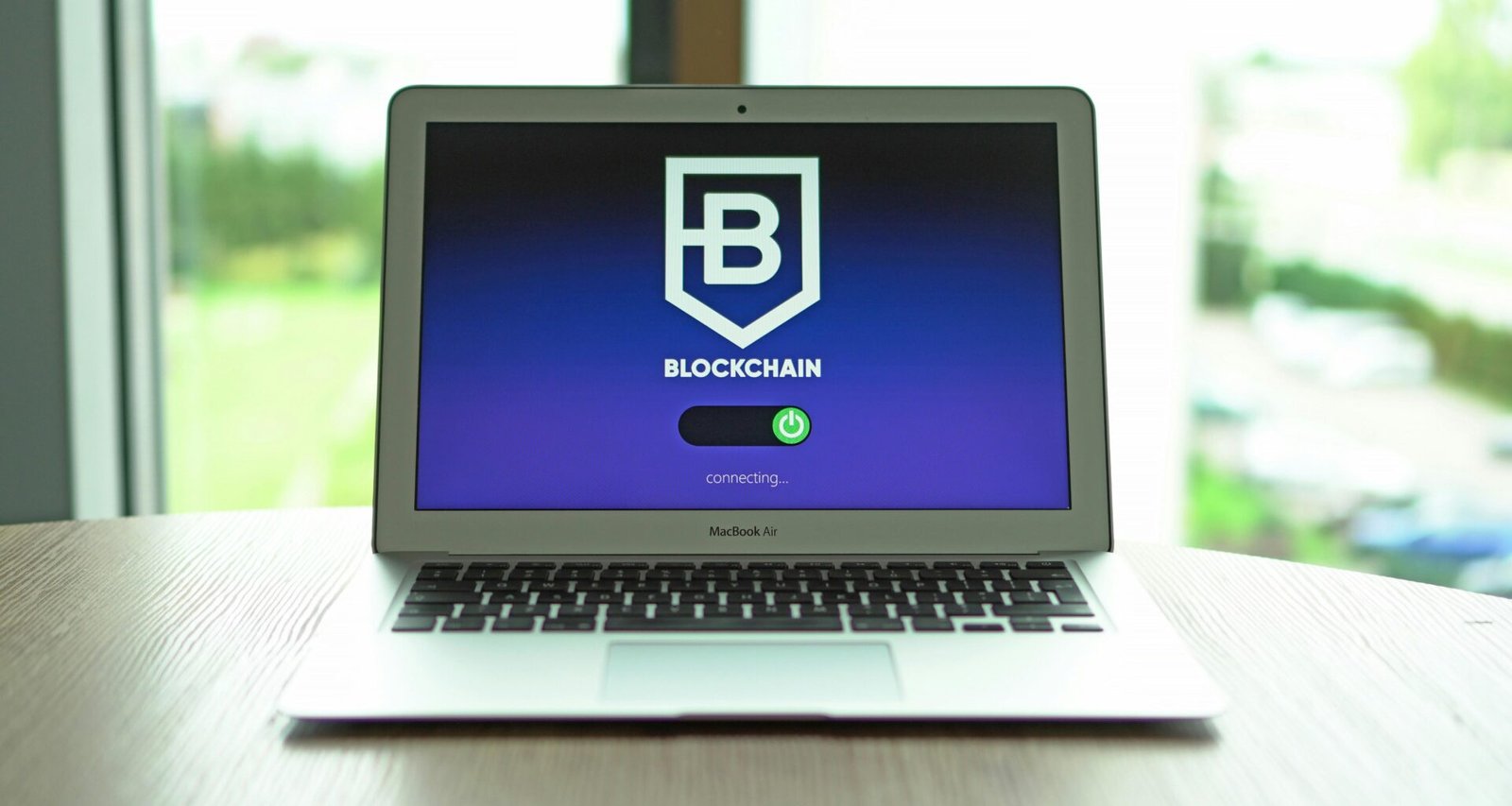 Ein Laptop-Computer auf einem Holzschreibtisch, ideal für produktives Arbeiten im digitalen Bereich