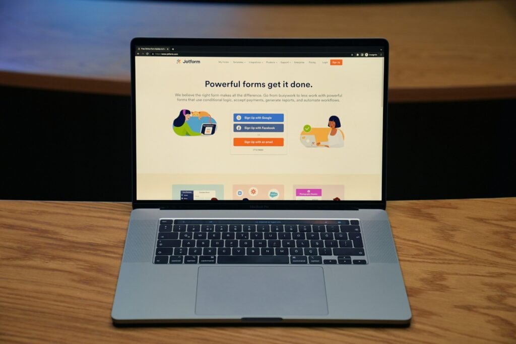 Ein Laptop steht auf einem hellen Holztisch, bereit für Arbeiten im Homeoffice, Studium oder kreatives Schaffen