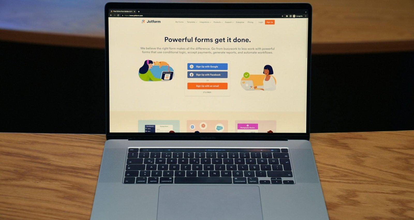 Ein Laptop steht auf einem hellen Holztisch, bereit für Arbeiten im Homeoffice, Studium oder kreatives Schaffen